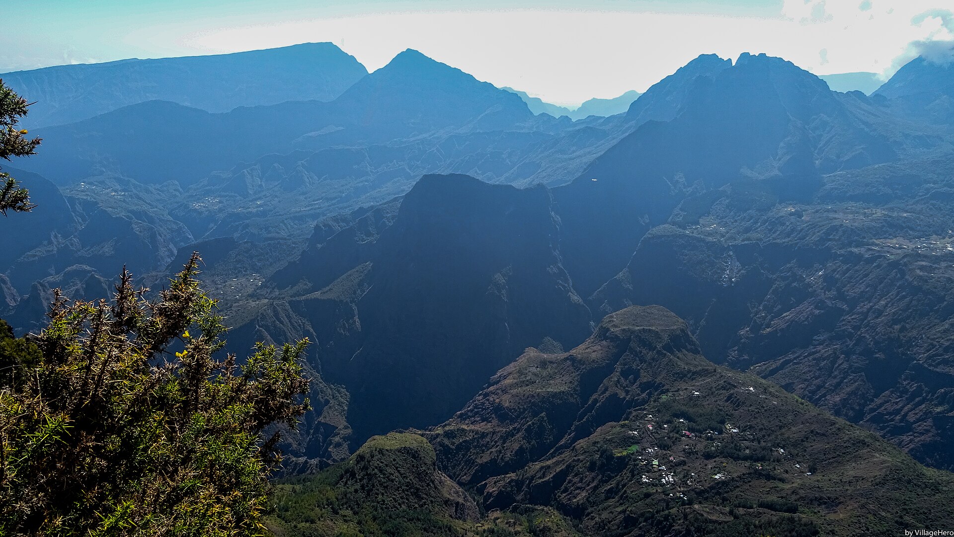 Le cirque de Mafate vu du Maïdo, remparts et îlets dans la lumière