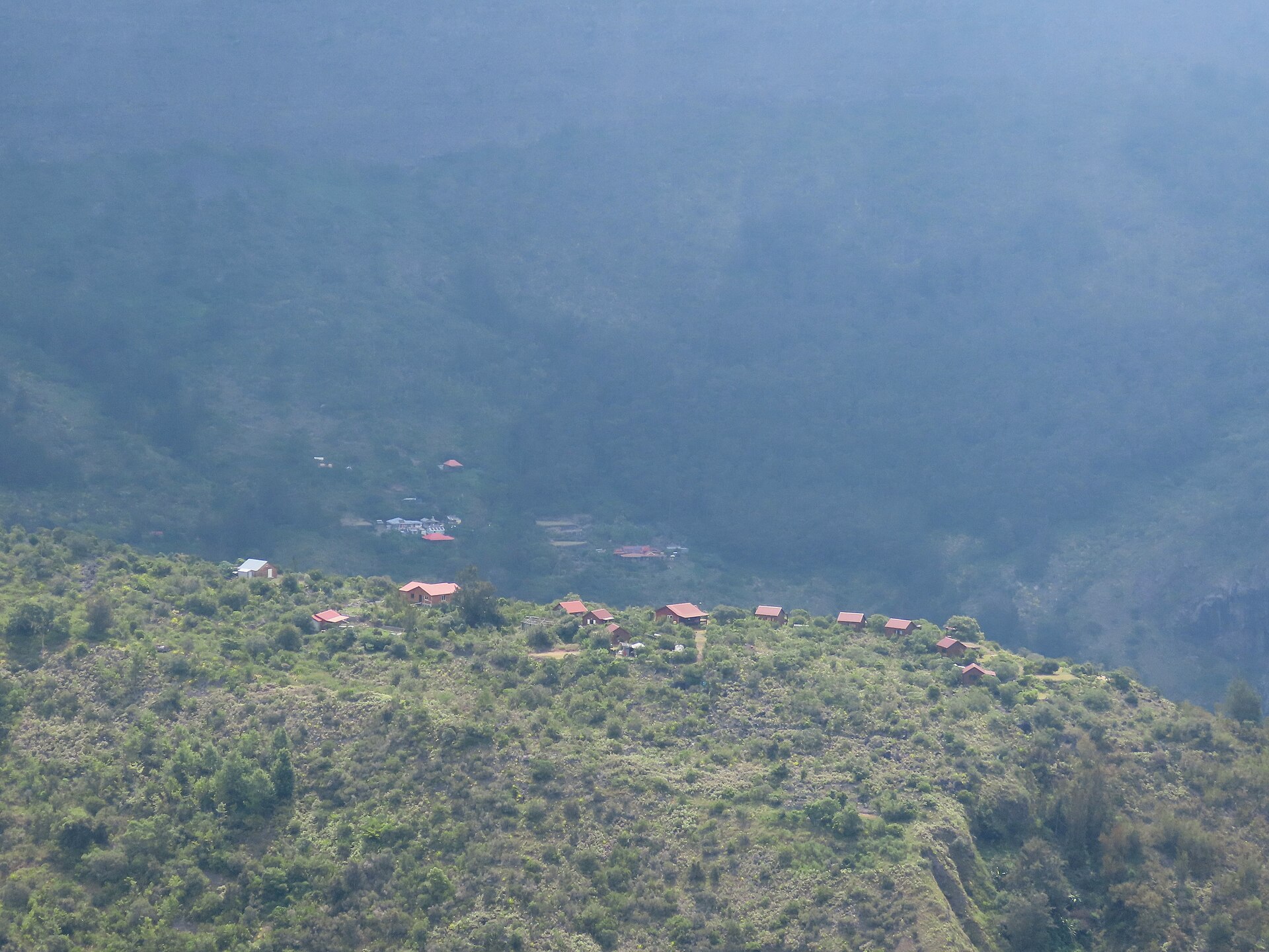 Roche-Plate sous le rempart du Maïdo